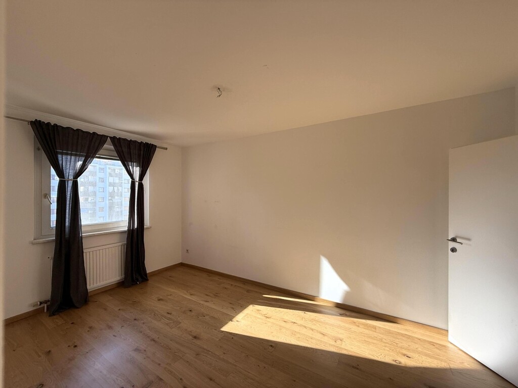 Schlafzimmer mit begehbarer Garderobe