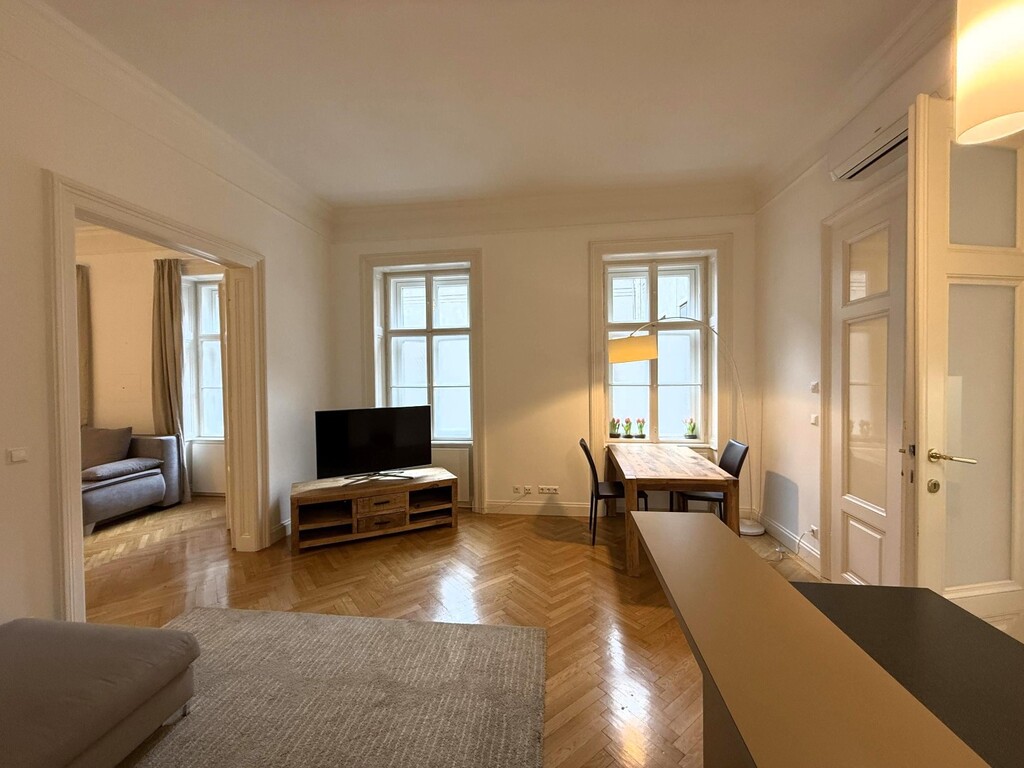 Wohn-/Essküche mit Sofa, Esstisch und TV, klimat