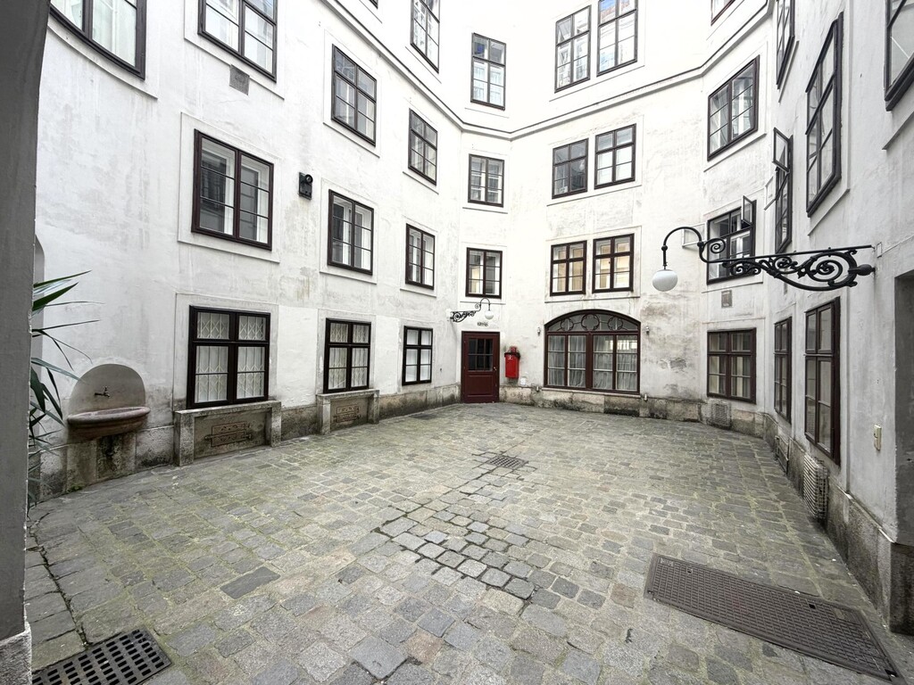 Altbauinnenhof/Eingang Wohnhausanlage