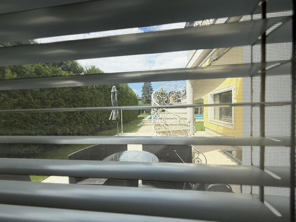 Blick in den Garten vom Wellnessbereich