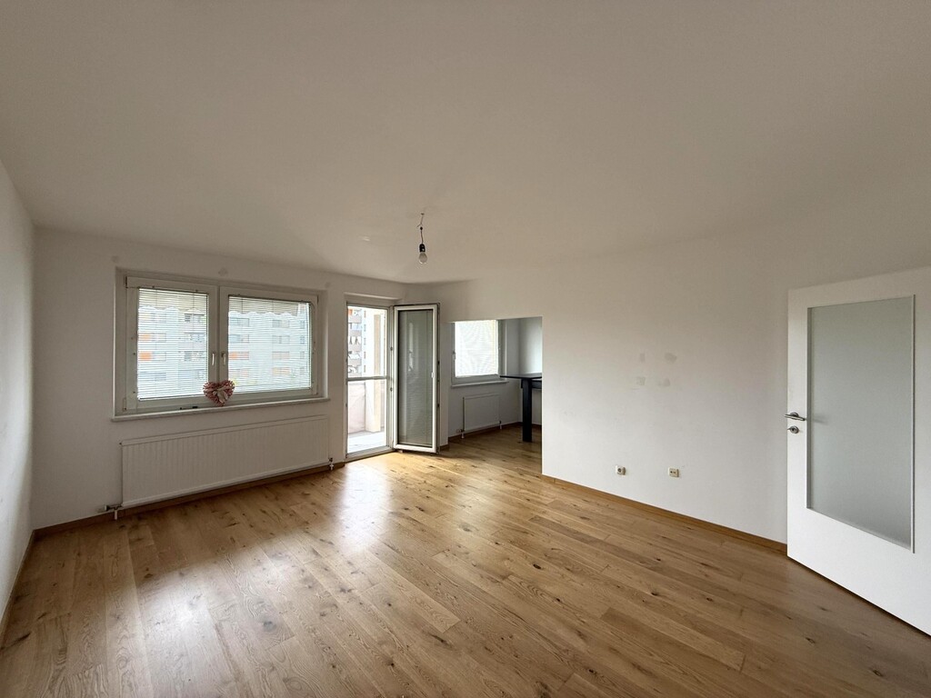 Wohnzimmer mit angeschlossenem Balkon und Küche