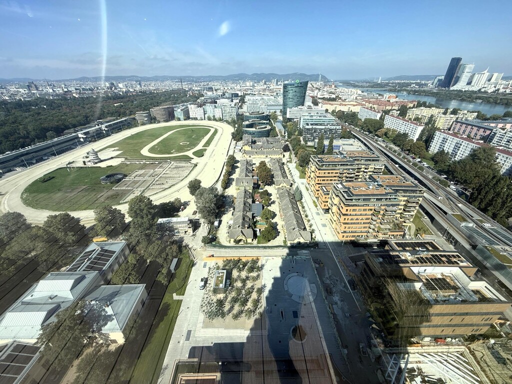 Pool am Dach mit Ausblick