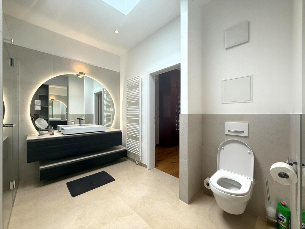 en Suite Bad mit Du, Wanne, WC, Lichtspiegel,Spots