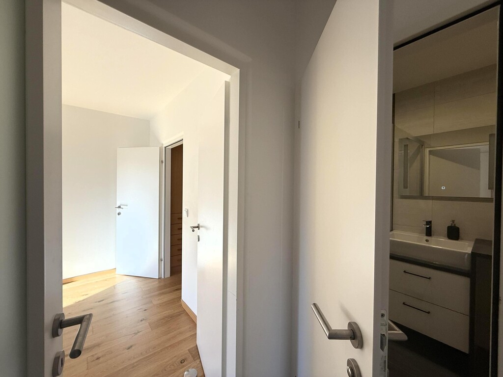 Bad/Blick ins Schlafzimmer