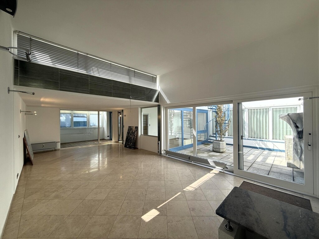 Wohnzimmer mit Ausgang zum Atrium