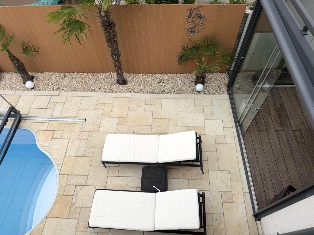 EG/Blick vom angeschlossenen Balkon