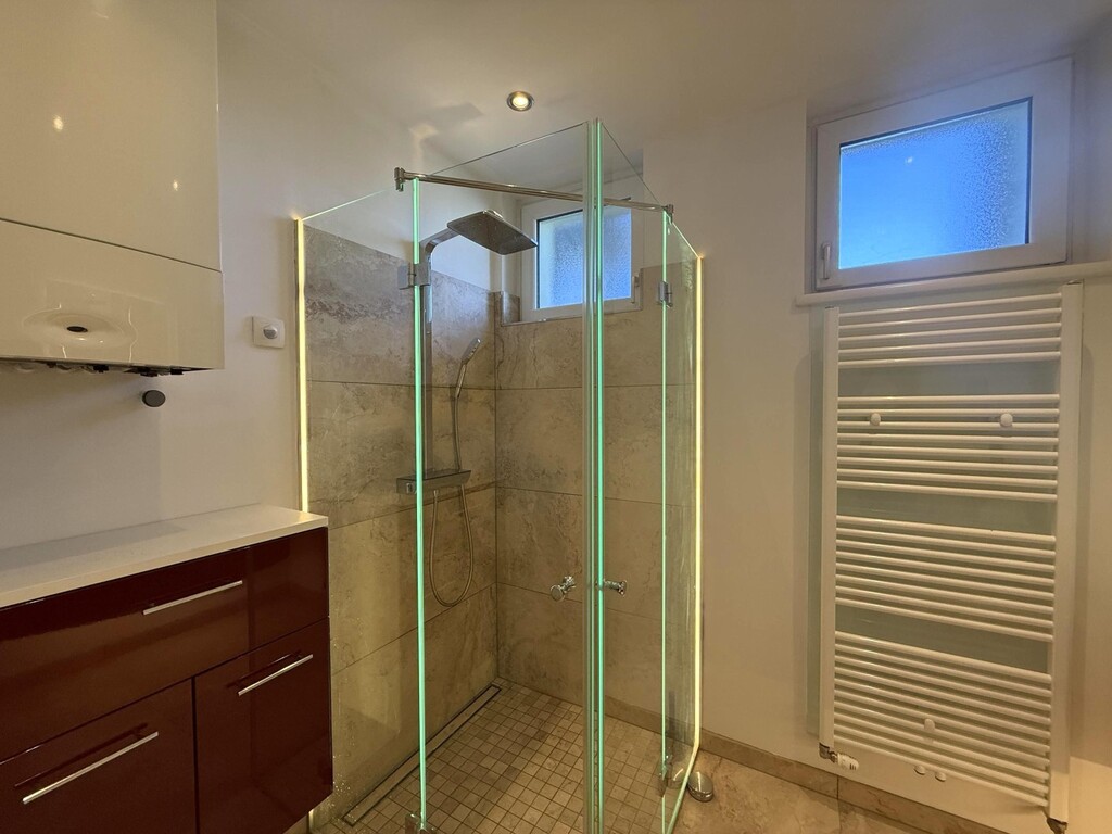 Bad mit Möb., Wandsp., DU, WM-Anschl., Handtuchtr.