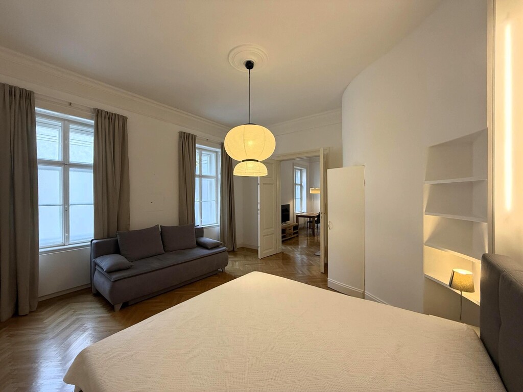 Schlafzimmer mit begehbarer Garderobe