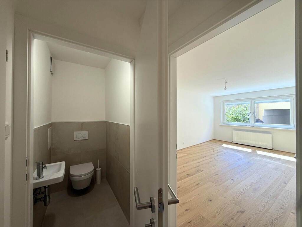 Toilette getrennt vom Bad/Blick ins SZ 2 von 2