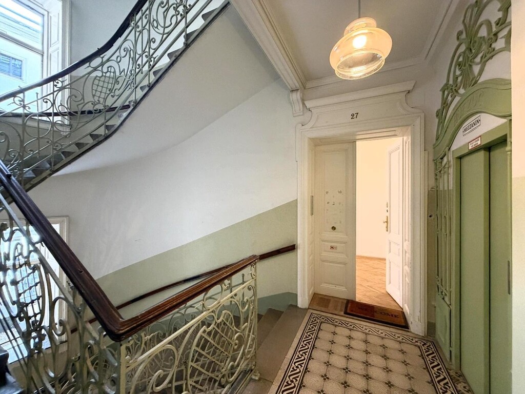 Repräsentatrives Stiegenhaus mit Aufzug
