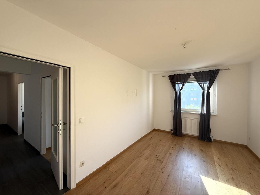 Schlafzimmer mit begehbarer Garderobe