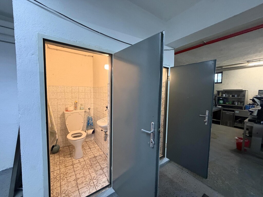 Lager/Büroabschnitt mit 2 Toiletten