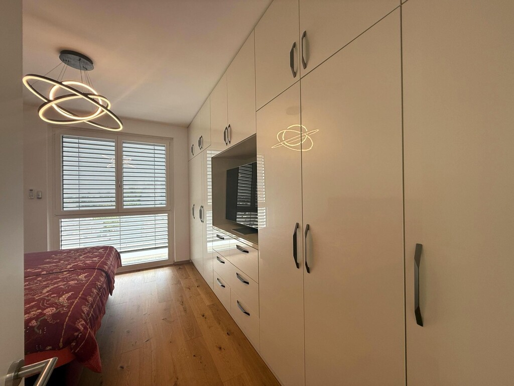 Kinderzimmer mit Einbauschrank und TV, klimatisiert