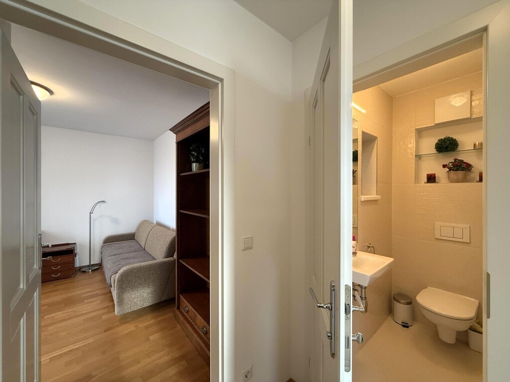 Toilette 2/2 - Blick ins Schlafzimmer 2/2