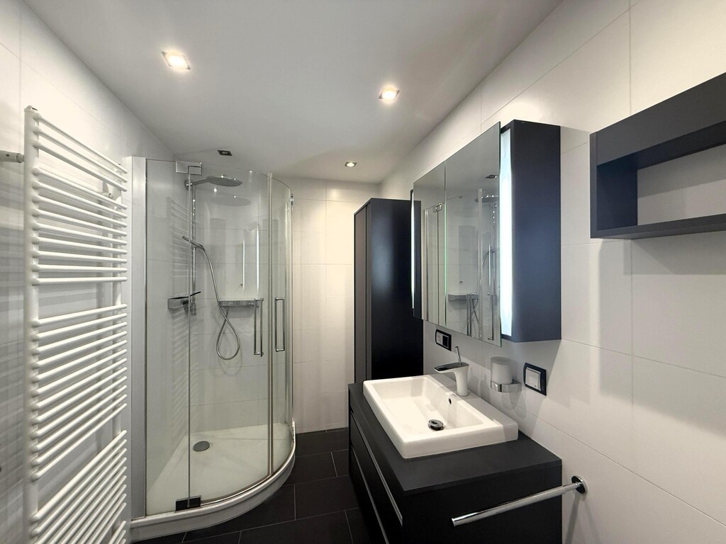 Bad mit DU, WM-Anschl, Spots, Spiegelkasten