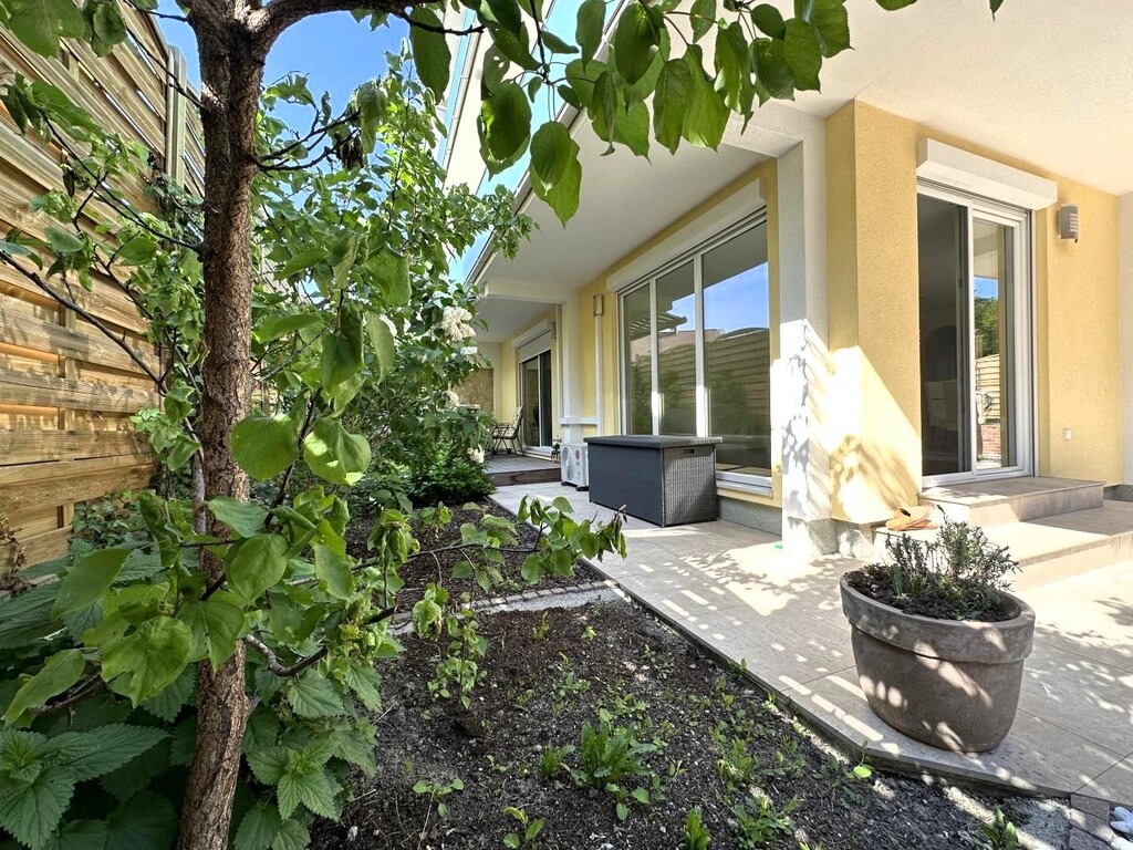 Westseitige Terrasse mit Pergola und Aussendusche