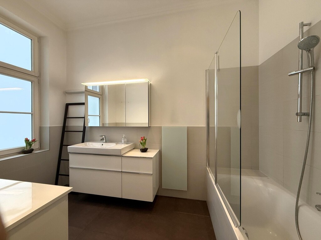Bad mit Wanne und Duschglas, WM