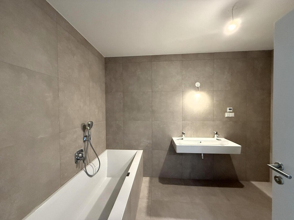 Badezimmer mit Wanne, Dusche, Handtuchtrockner