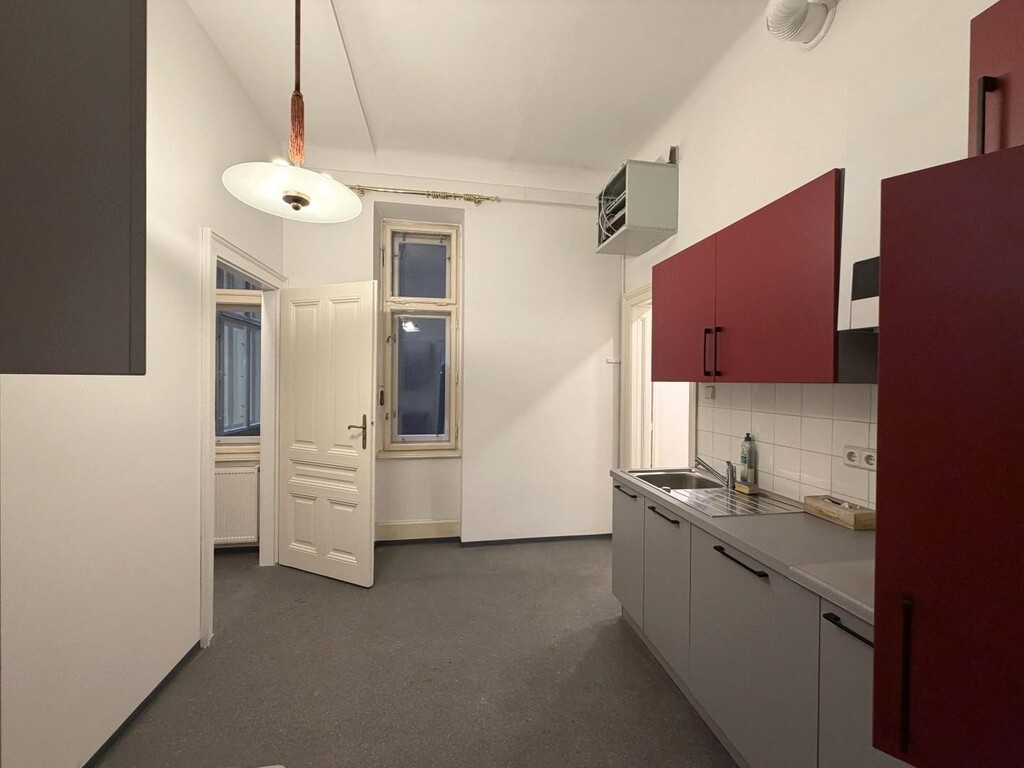 Küche mit Serverraum