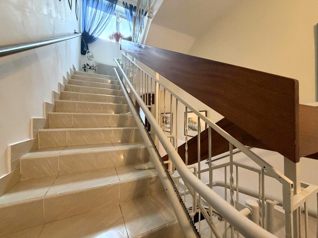 HP/Stg. mit barrierefreiem Stiegenlift mit Stuhl