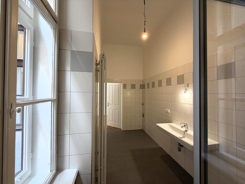 Badezimmer mit Dusche und WM/WT-Anschluss