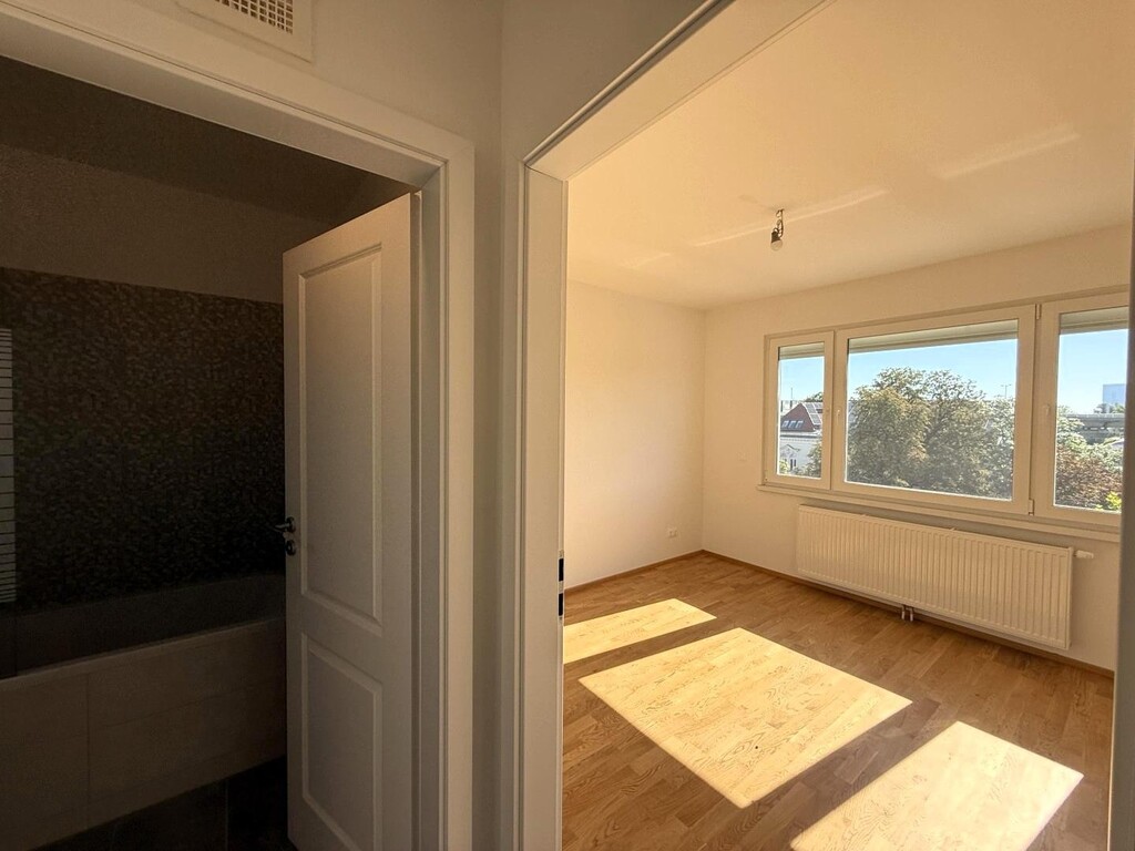 Flur - Blick ins Schlafzimmer und Bad