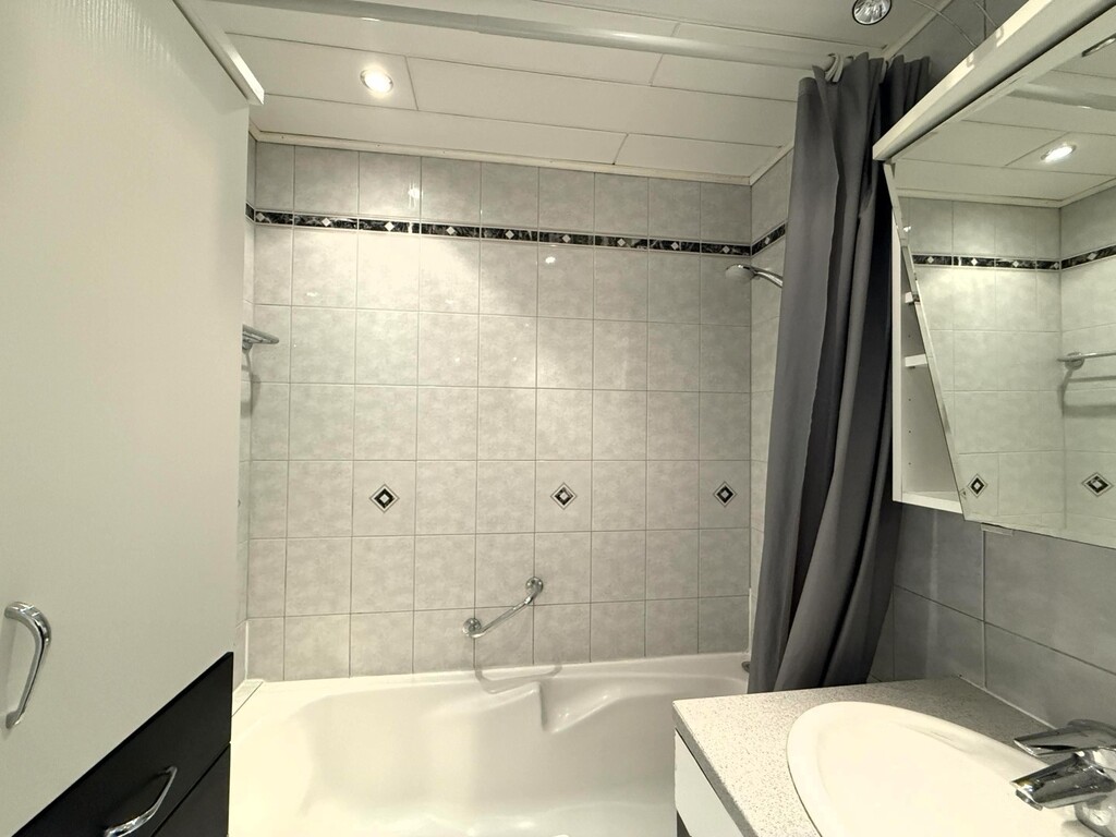 Badezimmer mit Wanne und WM
