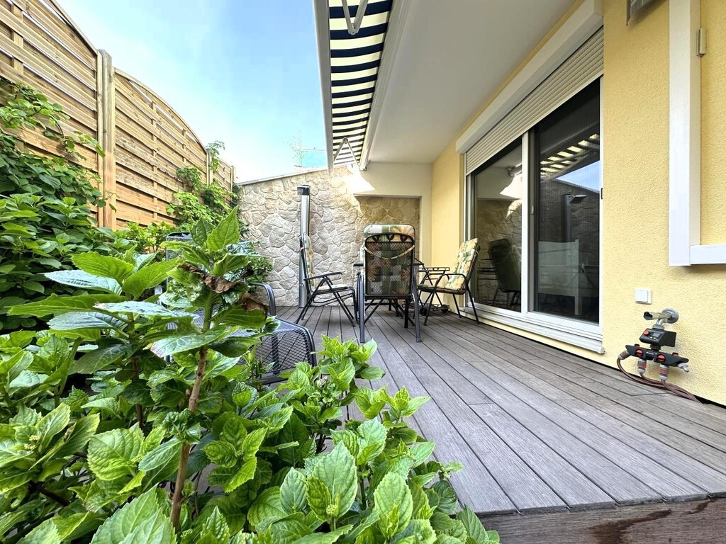 Westseitige Terrasse mit Pergola und Aussendusche