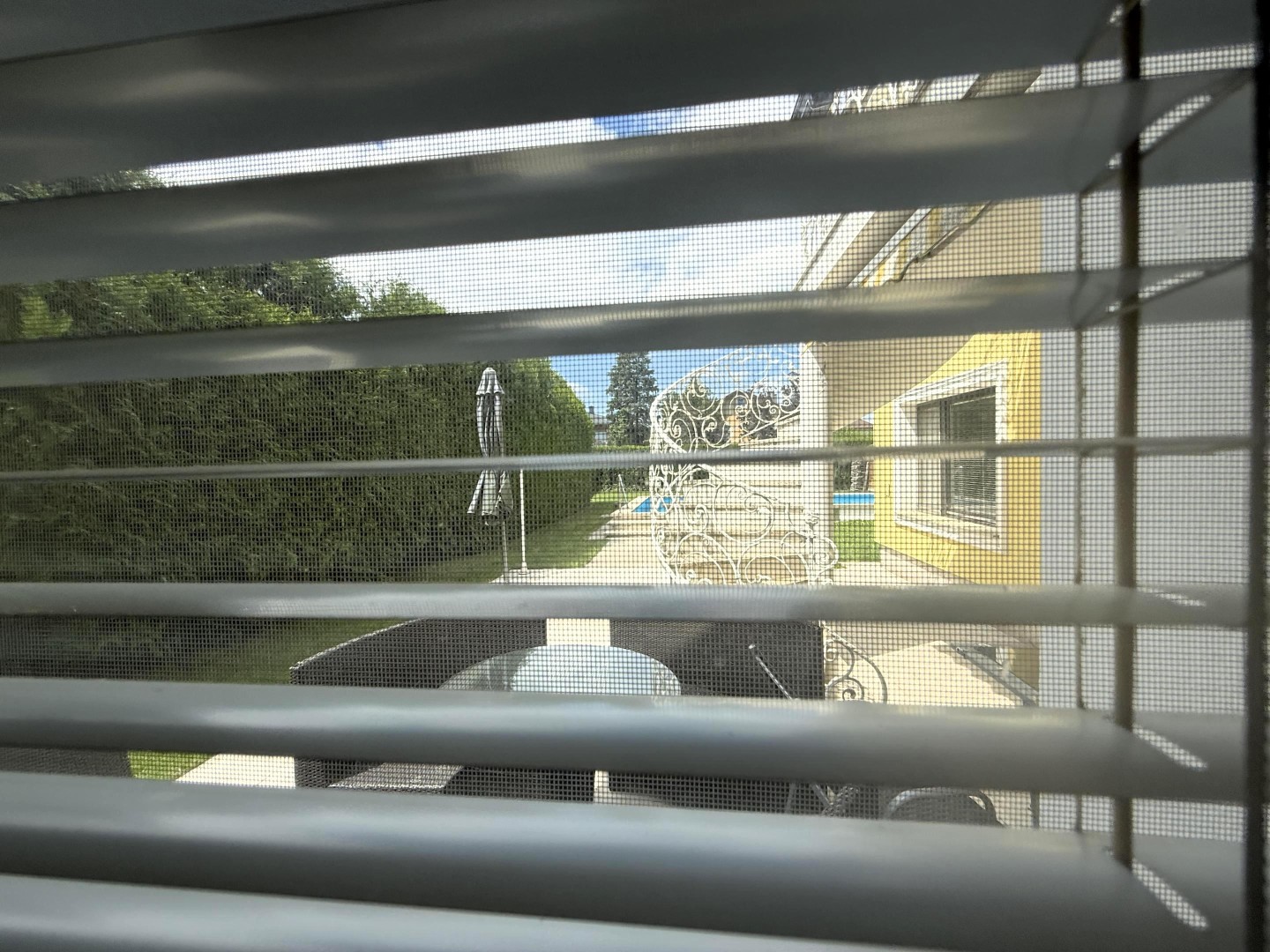Blick in den Garten vom Wellnessbereich
