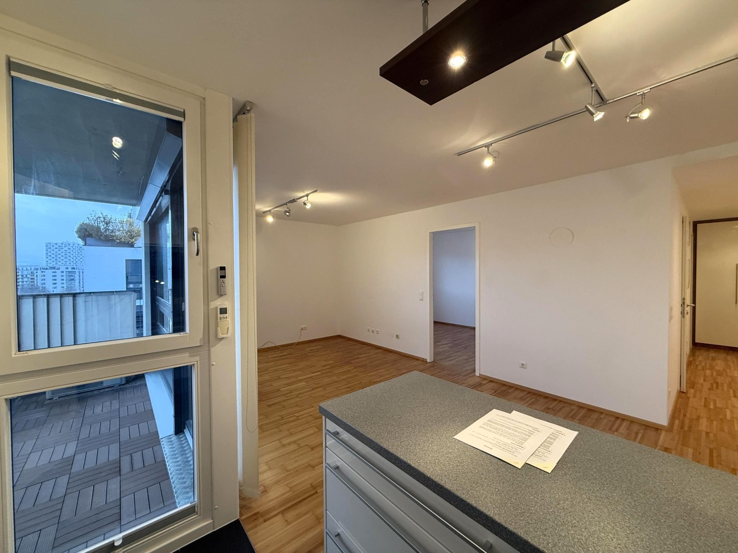 Wohn-/Essküche, klimatisiert/Deckenleuchten